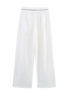 Détail du pantalon large blanc avec surpiqûres noires à la taille et coupe à taille haute