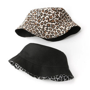 Sombrero de pescador reversible con estampado de leopardo y reverso negro para sol