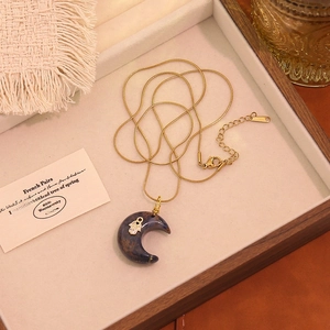 Collana a catena serpente dorata con ciondolo luna blu e amuleto mano di Fatima