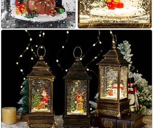 Détails de trois lanternes de Noël vintage en bronze avec scènes de Père Noël et bonhomme de neige
