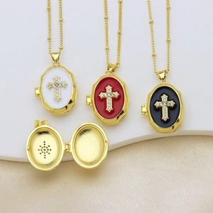 Collier médaillon croix plaqué or avec pierres étincelantes en blanc, rouge et noir