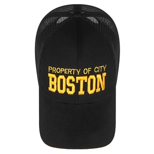 Cappellino trucker nero con ricamo Boston giallo e rete traspirante per l'estate