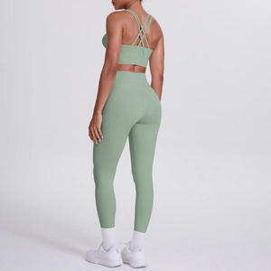 Détails de l'ensemble de yoga vert sauge avec brassière à dos croisé et leggings