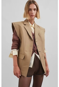 Dettaglio del gilet blazer kaki senza maniche con revers e tasche con patta funzionali