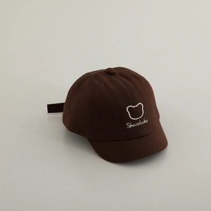 Détail de la casquette bébé marron avec broderie ours mignonne et lettrage