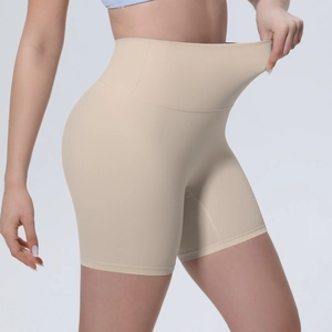 Test d'étirement du short de yoga sans couture taille haute montrant la ceinture élastique