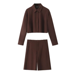 Ensemble deux pièces pour femme avec veste courte marron chocolat et short assorti