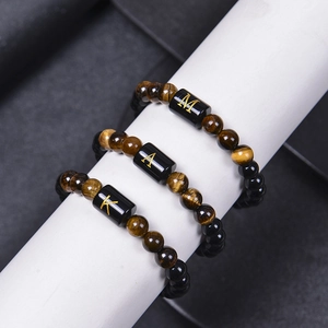 Bracelet en perles d'œil de tigre et obsidienne avec lettres A-Z dorées sur support