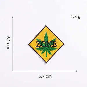 Toppa gialla a rombo con foglia verde e ricamo ZONE, dimensioni 6,1 x 5,7 cm di misura