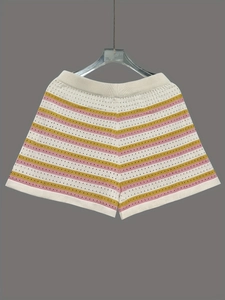 Gros plan d'un short en maille rayé rose et jaune avec texture respirante et taille haute