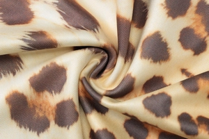 Détail de tissu imprimé léopard lisse avec une texture soyeuse et un motif vibrant