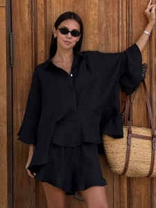 Ensemble noir femme avec chemise ample et short à volants pour les vacances d'été