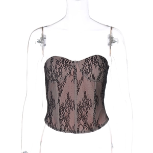 Détail de la dentelle noire et des baleines sur un haut bustier moulant pour femme