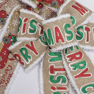Weihnachtliche Schleifen aus Leinen mit Glitzer-Motiven auf weißem Hintergrund