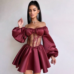Mini robe en satin bordeaux avec bustier en dentelle et manches bouffantes