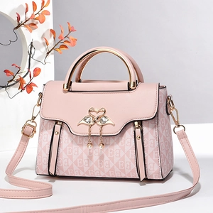 Borsa a tracolla rosa in pelle PU con fibbia a cigno diamantata e loghi