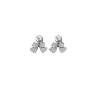 Elegant bow knot flower stud earrings with artificial crystals and white pearls for women