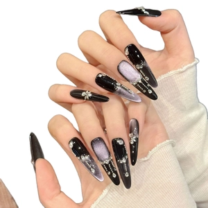 Extra lange Stiletto-Nägel mit schwarz-violettem Katzenaugen-Farbverlauf und Strass