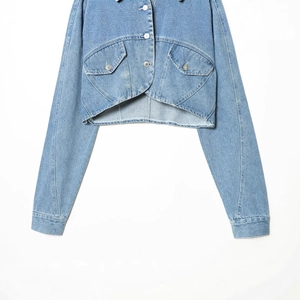 Modische kurze Jeansjacke in Blau mit offenem Saum und Metallknöpfen auf weißem Grund
