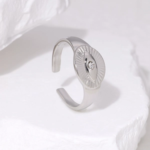 Detailansicht eines silbernen Evil Eye Rings mit funkelndem Zirkon auf Steinoberfläche