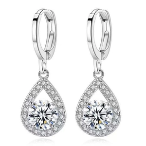 Boucles d'oreilles argentées en forme de goutte avec diamant rond et halo pavé