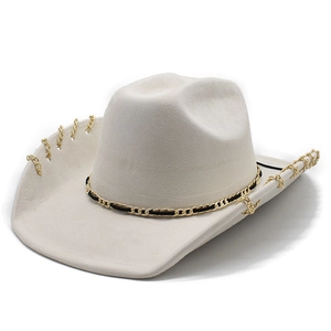Schicker beige Westernhut aus Wildlederimitat mit goldener Kette für einen modischen Look