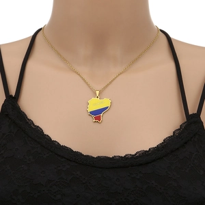 Detailaufnahme des Ecuador-Kartenanhängers mit Flaggenfarben an goldener Kette