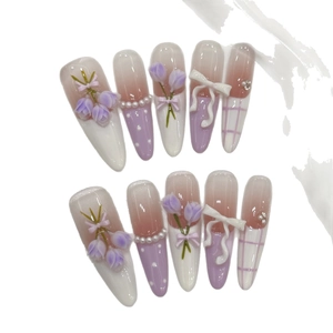 Unghie a mandorla lunghe con tulipani 3D viola, fiocchi bianchi e perle eleganti