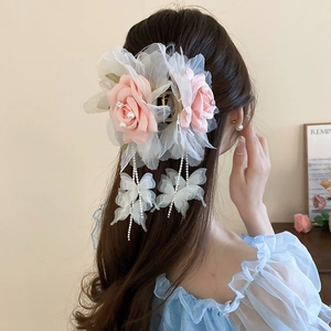 Pince à cheveux en dentelle élégante avec roses roses, perles et glands diamantés