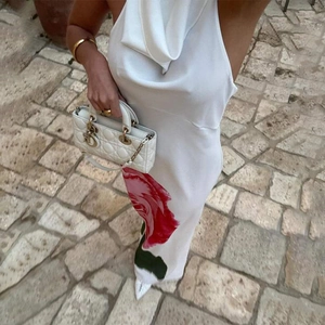 Robe longue dos nu sexy à imprimé roses rouges avec élégant design dos ouvert