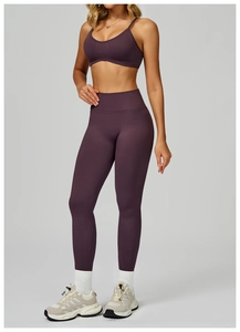 Détail de l'ensemble de yoga violet foncé sans couture avec legging et soutien-gorge