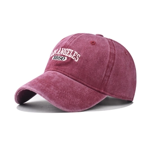 Détail macro de la broderie Los Angeles sur la casquette en coton bordeaux délavé