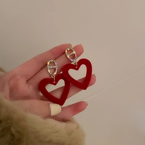 Boucles d'oreilles cœur en velours rouge élégantes avec métal doré et strass chic