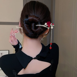 Épingle à cheveux vintage avec fleurs en soie rouge et pompons métalliques sur chignon