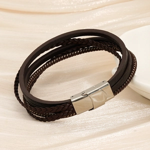 Detailansicht eines braunen mehrlagigen Lederarmbands mit gebürstetem Magnetverschluss