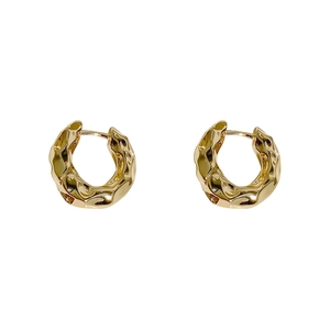 Boucles d'oreilles créoles plaquées or 18 carats avec un design en métal froissé