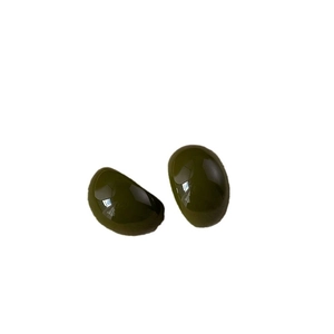Boucles d'oreilles ovales en C en résine vert foncé avec finition polie miroir