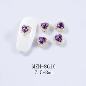 Détail de bijoux d'ongles en forme de cœur avec strass violets et bordure perles