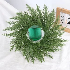 Couronne de cyprès artificiel de 33 cm avec un bougeoir en verre vert décoratif