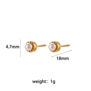 Detailed view showing 4.7mm pearl stud earring dimensions and 1g weight on white background