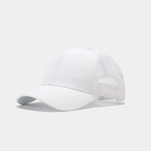 Détail de la casquette baseball blanche avec maille respirante et fermeture réglable