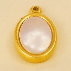 Vue macro du pendentif ovale en acier doré avec incrustation en nacre blanche
