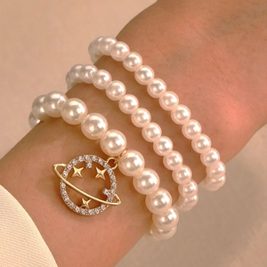 Set di tre bracciali di perle a strati per donna con ciondolo a forma di pianeta dorato