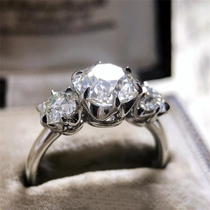 Macro close-up van een klassieke ring met drie zirkonia steentjes in een fluwelen doos
