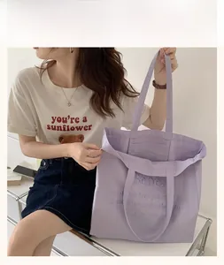Detail der lavendelfarbenen Canvas-Tasche mit Bébé-Stickerei und großem Fassungsvermögen