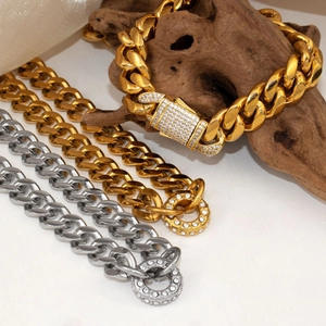 Dicke gold- und silberne Miami-Panzerarmbänder mit Strass-Verschlüssen auf weißer Seide