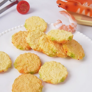 Modelo de pastel de camarones fritos realista en un plato blanco con camarones y tomate