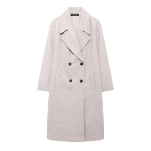 Détail d'un manteau en laine gris clair avec revers et boutonnage à double boutonnage