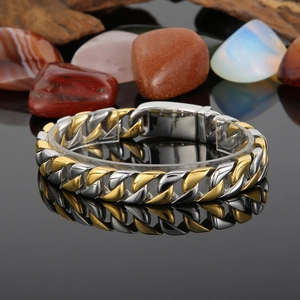 Detailansicht des zweifarbigen Edelstahl-Panzerarmbands in Gold und Silber für Herren