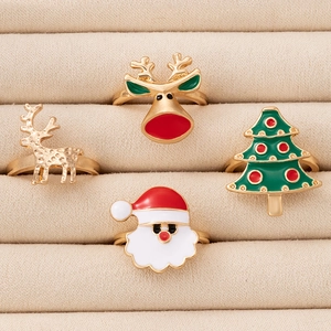 Détail macro du lot de bagues de Noël avec motifs élan et Père Noël sur boîte à bijoux